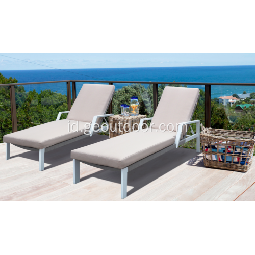 Pantai menggunakan furnitur aluminium dengan kursi berjemur